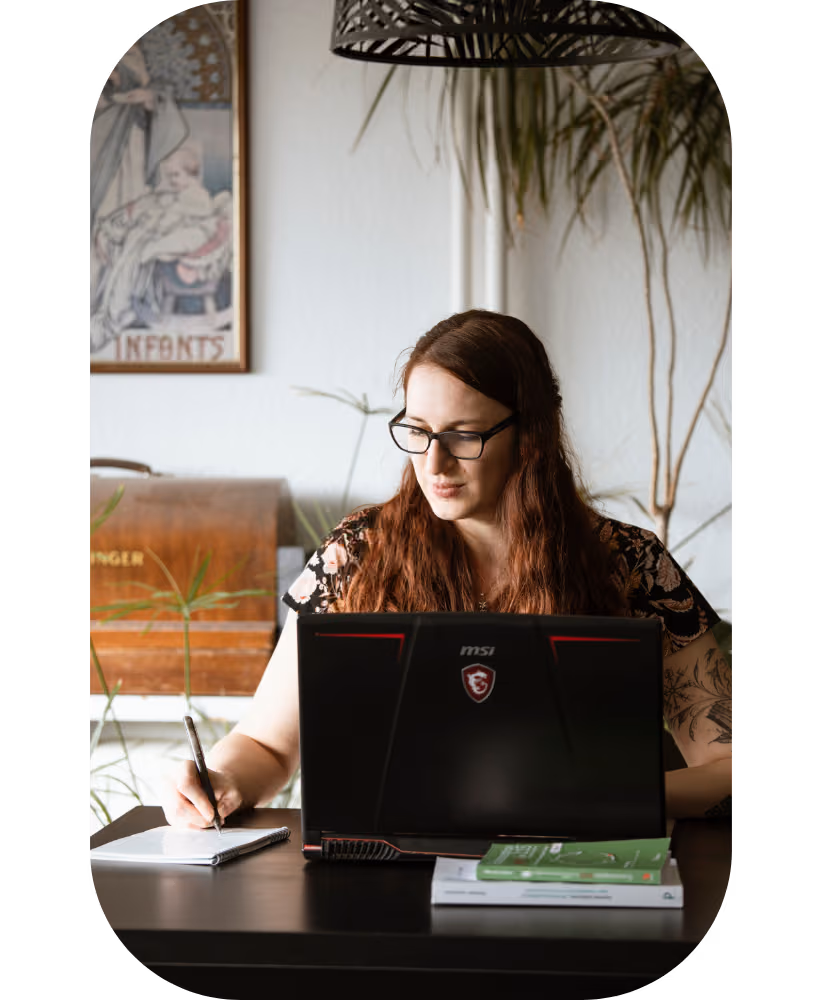 Portrait de Milena developpant un site internet sur son ordinateur portable