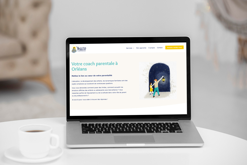 Présentation du site internet sur un écran d’ordinateur portable posé sur un bureau blanc avec une plante et un verre d’eau contenant une tranche de citron